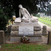 1280px-Livorno_-Cimitero_Comunale,_Monumento_otto_vittime_1849,_Lorenzo_Gori-